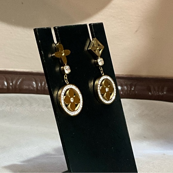 Elegant Gold and Crystal Drop Earrings - Picture 7 of 10